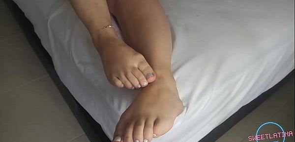  IRRESISTIBLE LATINA DESEAS QUE ADORES SUS PIES Y TE ENSEÑA COMO PUEDE JUGAR CON ELLOS. SIGUEME EN MI ONLYFANS PARA MAS CONTENIDO CON MI CARA Y SIN CENSURA